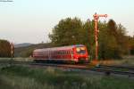 611 041 als RE 22317 (Rottweil-Neustadt) im letzten Tageslicht bei der Einfahrt in Döggingen, 22.08.2015.