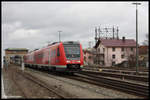 612057 verläßt hier vor dem Gasometer und alten Brückenstellwerk im Hintergrund den Bahnhof Memmingen und ist am 20.3.2017 um 12.04 Uhr nach Wangen unterwegs.