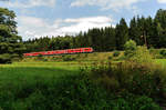 RE3432 von Hof Hbf nach Nürnberg bei Schnepfenmühle kurz vor Niederlamitz, 19.08.2016