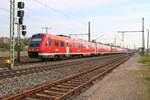 612 183 und zwei weitere BR 612 von DB Regio Südost als RE 3807 (RE7) von Erfurt Hbf nach Würzburg Hbf fährt aus dem Bahnhof Neudietendorf an der Bahnstrecke Halle–Bebra.