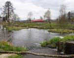 An der Saale hellem Strande in Oberkotzau fährt dieser 612er Richtung Münchberg.