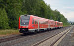 Zusammen mit einem weiteren 612 passiert 612 092 als RE von Hof nach Nürnberg am 17.06.18 in Kürze den Haltepunkt Martinlamitz.