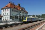 Auf der Fahrt von Laupheim West nach Basel hat 612 018 und ein weiterer Triebwagen der Baureihe 612 als RB 3046 / IRE 3046 am 12.09.2018 den Bahnhof von Biberach (Riß) erreicht.