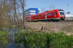 Kurz nach Abfahrt an der Haltestelle Biberach Süd wurde 612 109, am 31.03.2017 als RB 22695 auf der Fahrt von Ulm nach Aulendorf am fast zugewachsenen Gewässer Namens  Schwarze Bach 