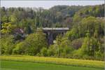 Bahn am Hochrhein. Über die Grenze zur Mühlbachbrücke geschaut bietet sich im Frühjahr ein buntes Bild mit 612. Albert, April 2019.