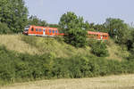 Ein VT 612 als RE von Erfurt nach Schweinfurt auf dem Bahndamm östlich von    Rottershausen zwischen dem alten Bahnhof und dem neuen Haltepunkt.