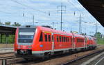 Interessante Fuhre, die DB  111 058  (NVR:  9180 6 111 058-4 D-DB ) und einem beschädigten Triebzug der DB Regio  612 090  Name:  Lindau  am Haken am 29.05.20 Durchfahrt Bf.