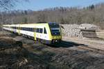 Auf der Fahrt von Basel Bad Bf nach Ulm passiert 612 509 mit einem weiteren Triebwagen am 01.03.2021 als IRE 3 / IRE 3043 einen Holzlagerplatz im Schussentobel bei Kilometer 165.2