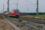 612 013 mit einem weiteren Triebwagen am 03.03.2021 als RE 7 / RE 3285, Lindau-Reutin - Augsburg, kurz vor dem nächsten Halt, dem Bahnhof von Hergatz.