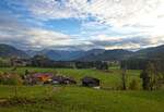 Ein Regioswinger passiert auf dem Weg nach Oberstdorf Unterthalhofen (15.10.2022)