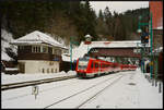 Beim Warten auf den  Rodelblitz  am 04.02.2023 in Oberhof kommt ein Doppelpack RegioSwinger (612 134 & ein unerkannter) als RE7 von Erfurt nach Würzburg um die Kurve und durchfährt den Betriebsbahnhof. Seit Dezember 2017 halten hier planmäßig keine Personenzüge mehr.