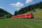 612 058 und 612 618 am 11.06.2023 als RE 70 / 3885 von Lindau-Reutin nach Augsburg verlassen wenige Minuten vor Oberstaufen das Tal der Oberen Argen