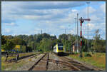 612 128 der DB Regio fährt am 04.10.2023 in den Bahnhof Mengen ein. Das Bild entstand vom Bahnsteigende. Im Hintergrund ist das Wärterstellwerk 2 zu sehen, dass die westliche Ausfahrt bedient.