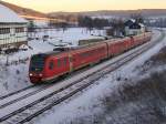 Der RE nach Hagen erreicht i Krze den Bahnhof Arnsberg.