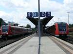 612er Treffen in Marktredwitz. Insgesamt waren hier 4 612er vertreten. Rechts: 612 019-0 + 612 xxx-x mit Franken-Sachsen-Express von Dresden Hbf nach Nrnberg Hbf auf Gleis 5.
Links: Der Gegenzug: 612 072-9 + 612 xxx-x mit Franken-Sachsen-Express von Nrnberg Hbf nach Dresden Hbf auf Gleis 3, 20.06.2008
Gru an die netten Tf's