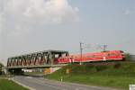 Kurz hinter den Bahnhof Kronach / Bayern kreuzt ein Regioswinger (BR 612) die Bundesstrae 85 auf seinen Weg nach Saalfeld / Thringen.