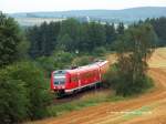 612095 als  kurz nach 7-Zug  am Morgen des 11.08.2010 von Naila kommend kurz vor Selbitz.