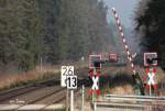 Ob die Schranke wohl noch rechtzeitig geschlossen sein wird?   DB 612 061 als RE 3695 Gera - Regensburg nhert sich dem bergang bei Escheldorf, KBS 855 Hof - Regensburg, fotografiert am 22.03.12 -->