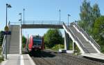 612 482 legt sich am 25.5.11 als RE nach Nrnberg unter der neuen Brcke in die Kurve, die bei Rslau als Zugang zum Bahnsteig gebaut wurde.