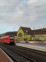 Bad Kreuznach, 15.09.2012, Abfahrt des pnktlichen RE3 von Mainz Hbf nach Saarbrcken Hbf. Der Zug wird zu der Tageszeit nur aus einer Ganitur gebildet, wochentags in den Hauptverkehrszeiten sind es immer 4 Stck.
Der Bahnhof Bad Kreuznach wird  gerade modernisiert, das hat der auch ntig. Die Strecke wird in einundhalb Jahren von der Regentalbahn AG bernommen, dann fahren hier 648er.