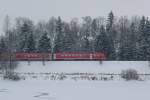 Am 19.01.13 fhrt eine 612-Doppelgarnitur als RE von Oberstdorf/Lindau nach Augsburg, am Bachtelweiher in Kempten vorbei.