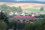 Eine Unbekannte BR 612 fhrt am 24.09.2013 ber dem Rmertalviadukt, in Steinpleis, mit dem  RE 3679 von Zwickau nach Gttingen.