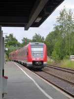 612 595 fährt hier am 22.06.2014 aus dem Bahnhof von Münchberg aus.