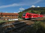 612 001 als RE 3989 von Ulm nach Röthenbach (Allgäu) am 07.09.2014 kurz nach der Abfahrt im Bahnhof von Oberstaufen.