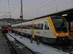 Seit dem vierten Quartal 2014 ersetzen Triebwagen der Baureihe 612 auf der Strecke Stuttgart - Tbingen - Sigmaringen - Aulendorf (Zollern-Alb-Bahn) die bisherigen Fahrzeuge der Baureihe 611. Einer dieser Triebwagen wurde im Landesdesign lackiert. Das Farbkonzept leitet sich aus den baden-wrttembergischen Landesfarben Schwarz und Gold ab und wird durch einen wei gehaltenen Hintergrund vervollstndigt. Durch die Staufer Wappenlwen soll der Bezug zum Land Baden-Wrttemberg noch deutlicher werden. Am 10.02.2015 wurde im Ulmer Hauptbahnhof 612 612 nach der Fahrt als RB 22622 von Aulendorf kommend im Zielbahnhof fotografiert. Vor dem Start als Regionalbahn in Aulendorf, war dieser Triebwagen als IRE 3259 von Stuttgart ber Tbingen und Sigmaringen nach Aulendorf unterwegs.