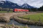 Von Oberstdorf kommend ist 612 576 / 612 076 bei Unterthalhofen (Fischen im Allgäu) am 21.02.2016 unterwegs als RE 3888 nach Ulm.