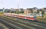 Blick von der Fugngerbrcke ber den nrdlichen Weichenbereich des Hofer Hauptbahnhofs im Abendlicht des 30.8.04.