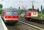 614 080 als RB 14763 (Buchholz–Schneverdingen) und EVB 410 51 mit Gterzug Richtung Maschen am 07.07.2006 in Buchholz (Nordheide)