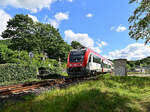 Am BÜ Friedrichsdorfer Landstraße in Eberbach kommt mir am Morgen des 12.7.2022 der VIAS VT 105.2 als RB 82 nach Eberbach vor die Linse.