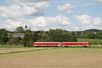 Vor der Kulisse der Ebersberger Pfarrkirche wurde 628 559-7 auf seiner Fahrt nach Wasserburg (Inn) am 21.05.17 im Bild festgehalten.