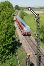 628 639 nach Mühldorf nähert sich am 18.05.2017 dem Bahnhof Schwindegg aus Richtung München. Da keine Zugkreuzung in Schwindegg ansteht fährt der Triebwagen ins durchgehende Hauptgleis ein und sieht am Einfahrsignal Hp1.

Hersteller: Linke-Hofmann-Busch
Fabriknummer: VT628-175-1
Abnahmedatum: 26.01.1995
Erst-Bw: Neustrelitz
Beheimatung z.Z.d. Aufnahme: Mühldorf
weitere Beheimatungen: Rostock
UIC-Nr. z.Z.d. Aufnahme: 95 80 0628 639-6 D-DB
Betreibernr. z.Z.d. Aufnahme: 628 639
ursprüngl. Fahrzeugnr.: 628 639-7
Eigentümer z.Z.d. Aufnahme: DB Regio
Radsatzfolge: 2'B'+2'2'
Vmax (km/h): 120
Leistung (kW): 410
Dienstmasse (t): 67
LüP (mm): 45.400