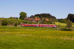 Ein Triebwagen der Baureihe 628 fährt von Lindau nach Hergatz, kurz hinter Oberreitnau.