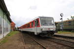 Der VT (BR) 628/928 501 des Sylt Shuttel Plus steht am 27.6.2017 im Bahnhof  Schönberger Strand  schon um 09.25 zur abfahrt Bereit.