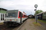 Der VT (BR) 628/928 501 des Sylt Shuttel Plus steht am 27.6.2017 im Bahnhof  Schönberger Strand  schon um 09.25 zur abfahrt Bereit.