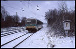 628202 aus Rahden erreicht hier am 17.2.1999 auf dem Weg nach Bielefeld den Haltepunkt Hiddenhausen Schweicheln.