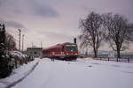 628 542 als Regionalbahn von Lindau nach Friedrichshafen, beim verlassen des Bahndammes.