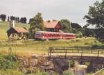 30.06.2005, Strecke Traunstein – Waging am See, ein Triebwagen hält in Obing.