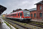 628 426 der Gäubodenbahn legt einen Halt in Neumarkt St Veit und wird in kürze weiter Richtung Mühldorf spazieren.