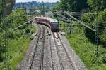 Kurz nach dem Beginn der Fahrt als RE 22544, Biberach (Ri) - Ulm, berqueren 928 549 und ein weiterer Triebwagen der Baureihe 628/928 am 25.06.2019 den Weigerberbach.