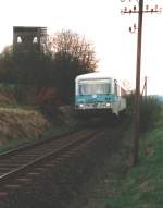Ein stark mit Graffiti besprhter, trkis-grauer 628 als RB auf dem Weg Richtung Limburg (Lahn) kurz vor dem Haltepunkt Berzhahn. Links im Bild der stillgelegte mchtige Basalt-Brecher.
Datum: 4. April 1999 