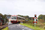 VT 505 überquert die Straße nach Maasbüll und verlässt somit gleich Dagebüll.