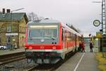 23. Dezember 2002, im Bahnhof Burgkunstadt hält VT 628 418. Er fährt als RB weiter nach Neuenmarkt-Wirsberg. Und:  JA , hier hat Burgkunstadt noch einige Weichen und damit auch einen Bahnhof. Bis 1990 hielten hier die über Hof verkehrenden  Interzonenzüge  und am Schalter bekam man Fahrkarten! Alles längst Vergangenheit. (Ebenso, wie die Verwendung von Farb-Negativfilmen, von welchem dieser Scan stammt).