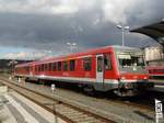 11.11.2010, Bayreuth Hauptbahnhof, Bahnsteig 2: VT 628 416 wird 13:11 Uhr als RB 34424 nach Pegnitz fahren. Dunkle Wolken hängen über dem Start in die  Närrische Zeit .