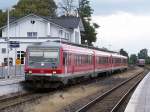 Der  Niers-Express  in Fahrtrichtung Dsseldorf steht hier abfahrbereit im Kempener Bahnhof.