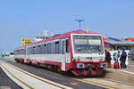 628 605 steht im Bahnhof Dagebüll Mole und nimmt Fahrgäste von den Inseln auf.