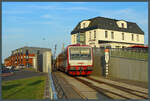 629 506 der NEG rollt am 28.06.2021 als letzter Zug des Tages durch das Fluttor am Deich von Dagebüll Richtung Anleger.